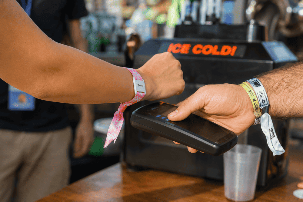 como funcionan las pulseras cashless
